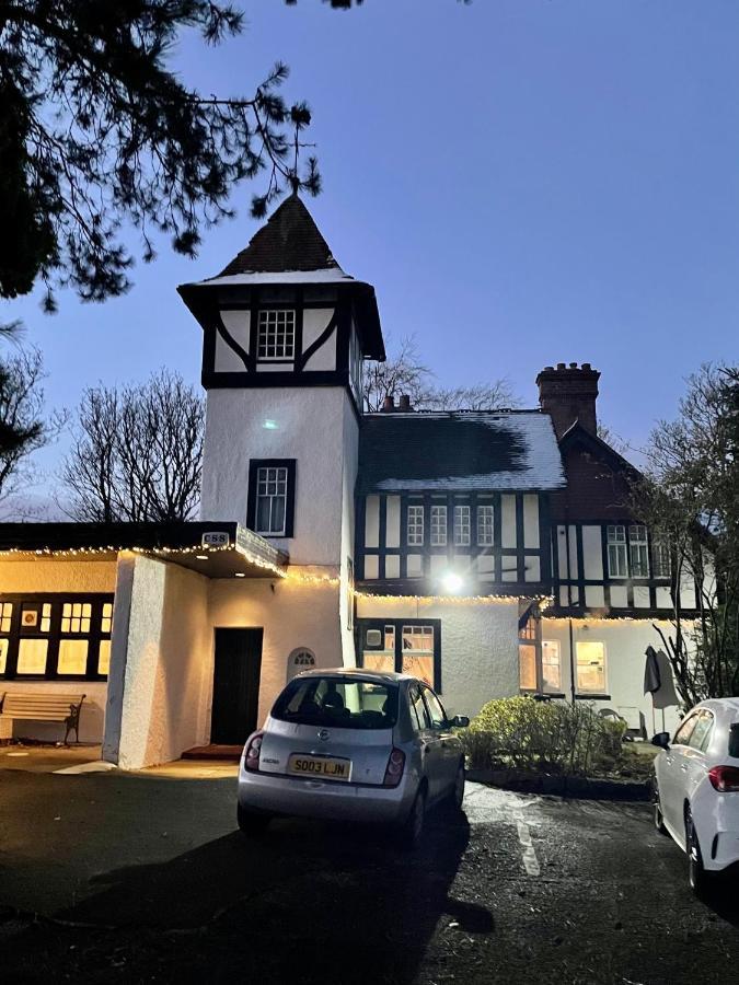 Navaar House